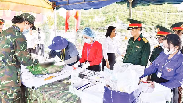 Lực lượng chức năng lấy mẫu hài cốt liệt sĩ để bàn giao cho Viện Hàn lâm Khoa học và Công nghệ Việt Nam giám định ADN.