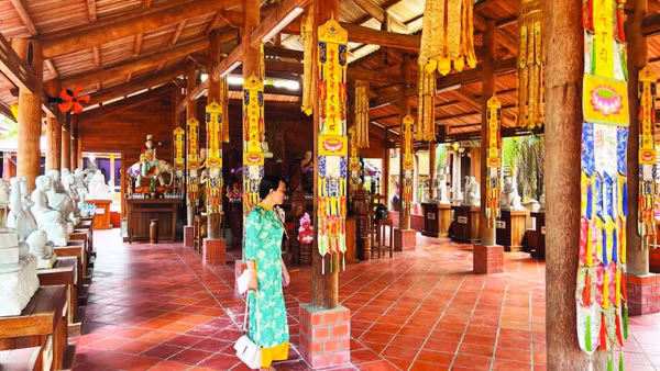 Chùa Long Quang được xây dựng từ gỗ cây dừa rất độc đáo.