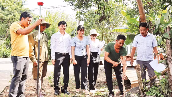Cán bộ xã Bù Đăng hỗ trợ Nhân dân giải quyết thủ tục hành chính về đất đai.