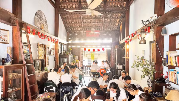 Một chuyến tham quan của Liên hiệp Hợp tác xã thương mại Thành phố Hồ Chí Minh tại Bảo tàng Biệt động Sài Gòn-Gia Định.
