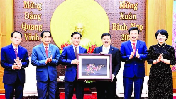 Thường trực Tỉnh ủy Lâm Đồng tặng quà lưu niệm lãnh đạo tỉnh Bolykhamxay.