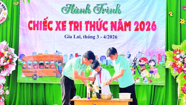 Các em được hướng dẫn thực hiện các kiến thức khoa học mới mẻ.