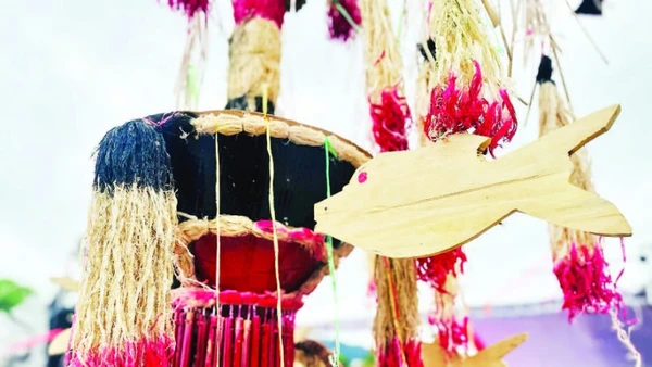 Cây nêu cùng nghệ thuật trang trí độc đáo của người Co tiêu biểu cho nghệ thuật tạo hình dân gian vùng Trường Sơn-Tây Nguyên.