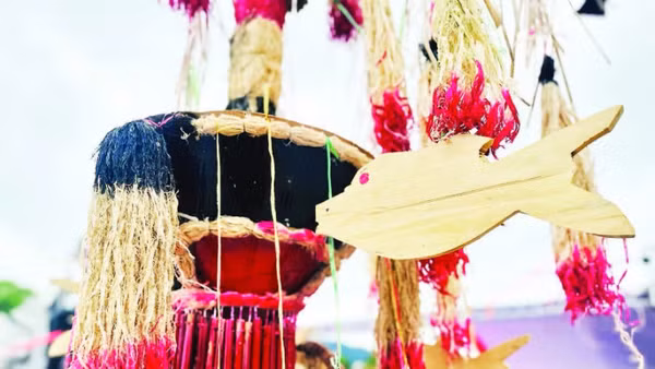 Cây nêu cùng nghệ thuật trang trí độc đáo của người Co tiêu biểu cho nghệ thuật tạo hình dân gian vùng Trường Sơn-Tây Nguyên.