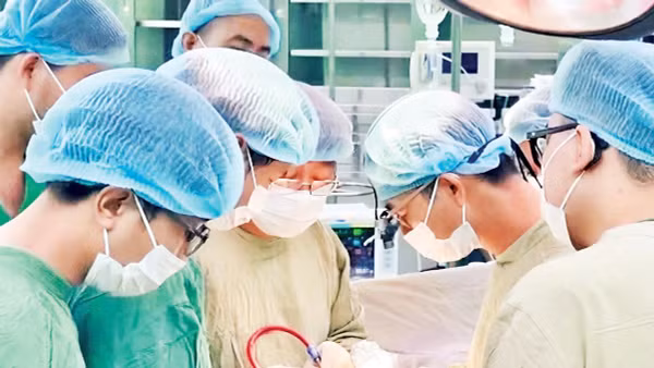 Các bác sĩ Bệnh viện Nhân dân 115 và Bệnh viện đa khoa Bà Rịa phối hợp thực hiện thành công ca phẫu thuật tạo hình cho bệnh nhân bị loét tỳ đè độ IV.