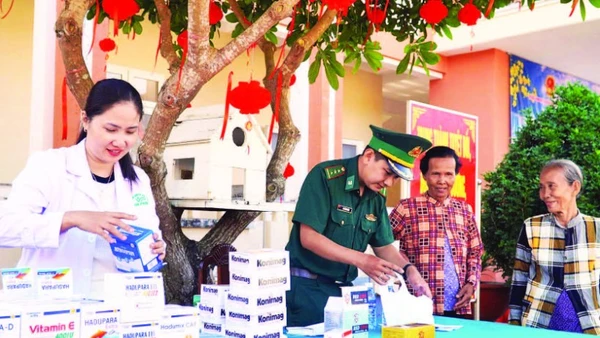 Đồn Biên phòng Phú Mỹ phối hợp khám, phát thuốc miễn cho người dân biên giới xã Giang Thành.