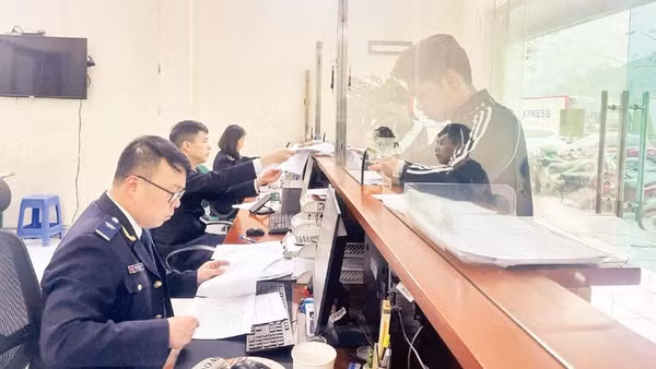 Cán bộ Hải quan Tân Thanh làm thủ tục cho các doanh nghiệp xuất, nhập khẩu.