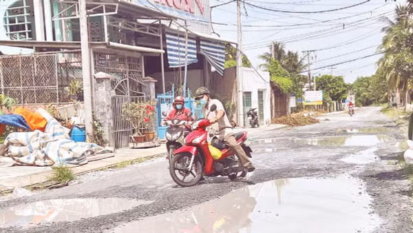 Phương tiện xe gắn máy rất vất vả khi qua tuyến đường Âu Cơ (phường An Hội, tỉnh Vĩnh Long).
