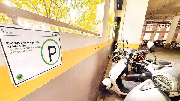 Một chung cư cao cấp bố trí khu vực đỗ xe máy, xe đạp điện nhưng không trang bị hệ thống sạc và không cho cư dân sạc điện phương tiện.