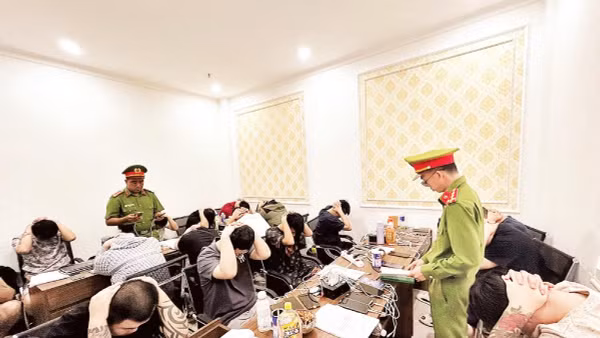 Một đường dây lừa đảo trực tuyến bị Công an thành phố triệt phá.