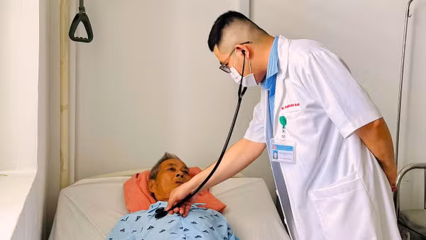 Bác sĩ Bệnh viện Đa khoa Tây Ninh thăm khám cho bệnh nhân ăn nấm bị ngộ độc được cấp cứu vào khoảng 0 giờ ngày 16/6/2026