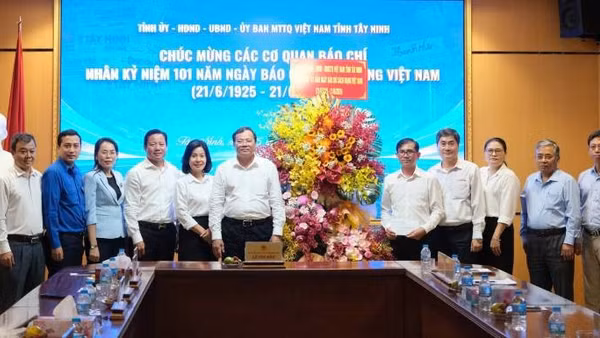 Chủ tịch Ủy ban nhân dân tỉnh Tây Ninh Lê Văn Hẳn cùng lãnh đạo các sở, ban, ngành của tỉnh đến thăm, chúc mừng các Cơ quan báo chí trên địa bàn tỉnh nhân kỷ niệm 101 năm Ngày Báo chí Cách mạng Việt Nam.