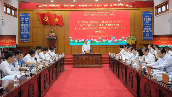 Đại tướng Nguyễn Trọng Nghĩa, Ủy viên Bộ Chính trị, Bí thư Trung ương Đảng, Chủ nhiệm Tổng cục Chính trị Quân đội nhân dân Việt Nam chủ trì hội nghị.