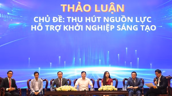 Các chuyên gia, nhà quản lý và doanh nghiệp thảo luận chủ đề thu hút nguồn lực hỗ trợ khởi nghiệp sáng tạo.