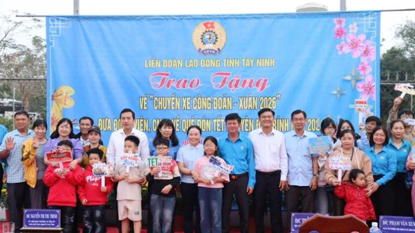 Lãnh đạo Mặt trận Tổ quốc Việt Nam và Liên đoàn Lao động tỉnh Tây Ninh trao vé xe nghĩa tình cho công nhân cùng người thân có mặt từ sớm, mang theo hành lý và niềm vui rạng rỡ trước giờ lên xe