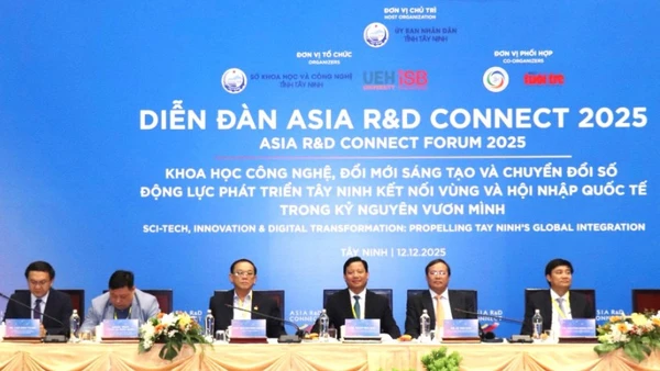 Lãnh đạo tỉnh Tây Ninh và nhà khoa học Đại học Kinh tế Thành phố Hồ Chí Minh chủ trì diễn đàn.