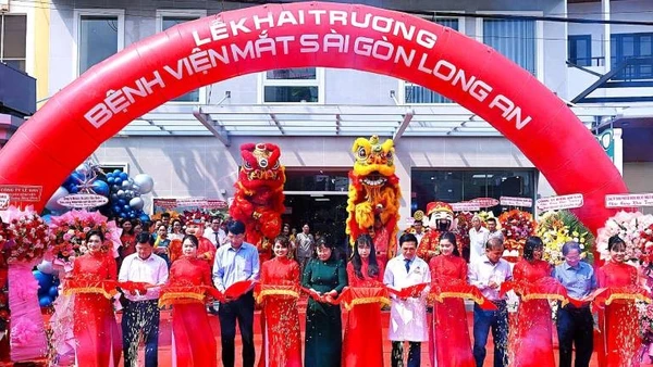 Lãnh đạo Sở Y tế Tây Ninh cùng lãnh đạo Bệnh viện Mắt Sài Gòn Long An cắt băng khánh thành.