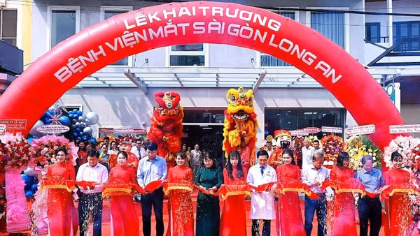 Lãnh đạo Sở Y tế Tây Ninh cùng lãnh đạo Bệnh viện Mắt Sài Gòn Long An cắt băng khánh thành.