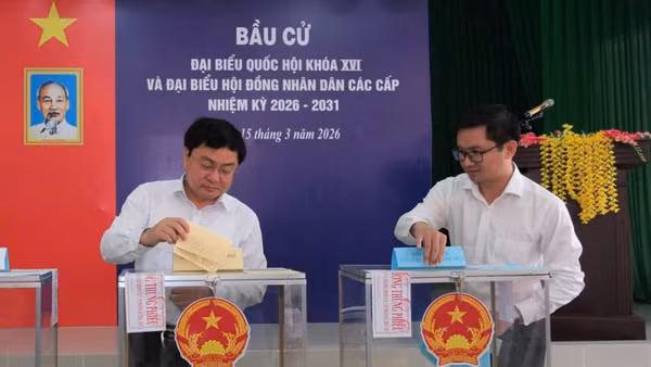 Ủy viên Trung ương Đảng, Bí thư Tỉnh ủy Nguyễn Văn Quyết bỏ phiếu tại Tổ bầu cử số 37, đơn vị bầu cử số 24, phường Long An.