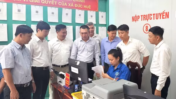 Đại diện Báo Nhân Dân, các chuyên gia của Công ty Cổ phần đầu tư Lê Bảo Minh cùng lãnh đạo xã Đức Huệ khảo sát Trung tâm hành chính xã.