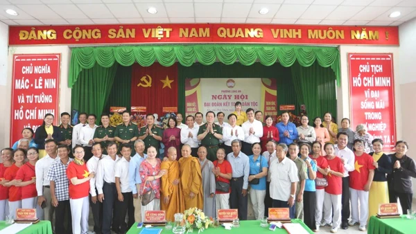 Đại tướng Nguyễn Trọng Nghĩa, Ủy viên Bộ Chính trị, Bí thư Trung ương Đảng, Ủy viên Thường vụ Quân ủy Trung ương, Chủ nhiệm Tổng cục Chính trị Quân đội nhân dân Việt Nam dự Ngày hội Đại đoàn kết toàn dân tộc tại khu phố Phú Nhơn, phường Long An, Tây Ninh.