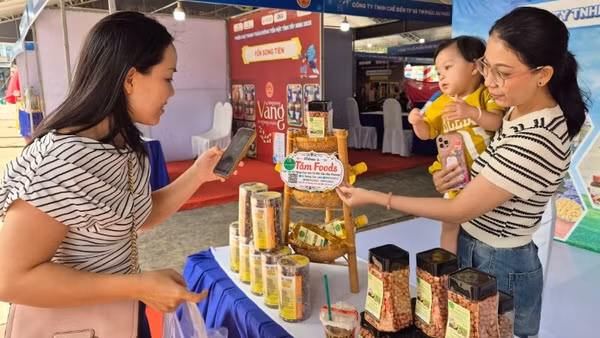 Người dân phường Long An mua hàng hóa không dùng tiền mặt.