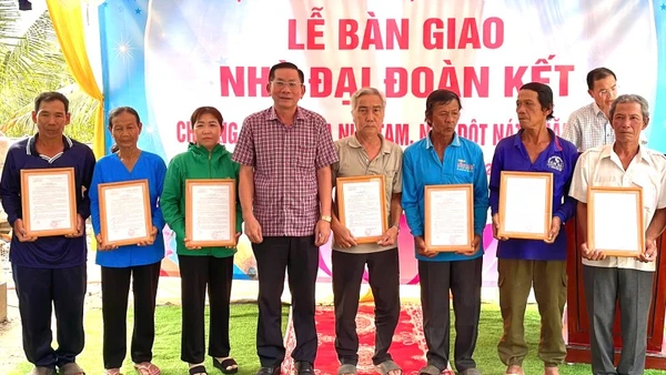 Lãnh đạo tỉnh Tây Ninh trao Quyết định bàn giao nhà Đại đoàn kết cho người dân