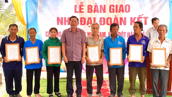 Lãnh đạo tỉnh Tây Ninh trao Quyết định bàn giao nhà Đại đoàn kết cho người dân