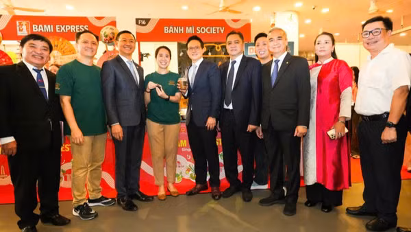 Lãnh đạo ngành du lịch Thành phố Hồ Chí Minh thăm gian hàng Bánh mì Society.