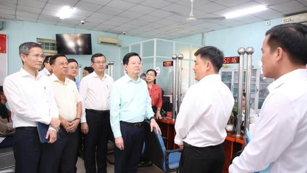 Phó Thủ tướng Mai Văn Chính (áo xanh) cùng Đoàn công tác của Chính phủ đã có buổi khảo sát Trung tâm Phục vụ hành chính công phường Trảng Bàng.