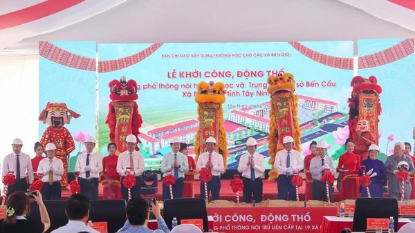 Lãnh đạo, nguyên lãnh đạo Trung ương và tỉnh Tây Ninh động thổ xây dựng Trường phổ thông nội trú tiểu học và trung học cơ sở Bến Cầu tại xã Bến Cầu.