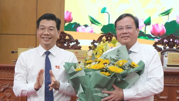 Chủ tịch Hội đồng nhân dân tỉnh Tây Ninh trao hoa chúc mừng đồng chí Lê Văn Hẳn làm Chủ tịch Ủy ban nhân dân tỉnh Tây Ninh.