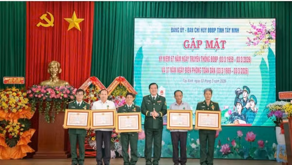 Các cá nhân gồm 13 sĩ quan biên phòng nhận Huân chương Bảo vệ Tổ quốc.