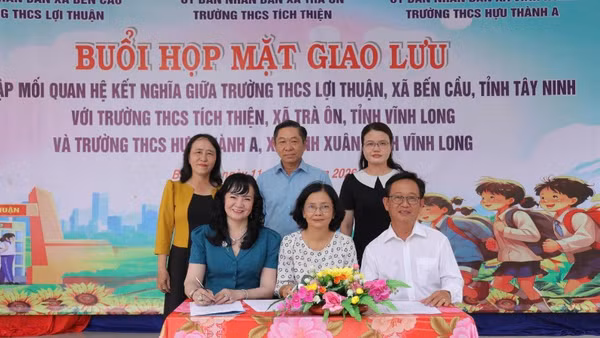 Lãnh đạo xã các địa phương chứng kiến Trường Trung học cơ sở Lợi Thuận (Tây Ninh) cùng Trường Trung học cơ sở Tích Thiện và Hựu Thành A (Vĩnh Long) ký kết biên bản ghi nhớ hợp tác.