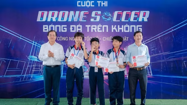 Lãnh đạo Ủy ban nhân dân tỉnh Tây Ninh trao huy chương vàng cho Đội THĐ3 của Trường trung học cơ sở Trần Hưng Đạo đoạt giải Nhất