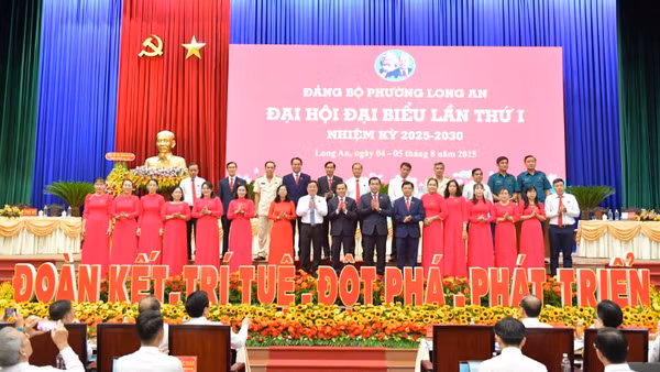Ban Chấp hành Đảng bộ phường Long An ra mắt đại hội.