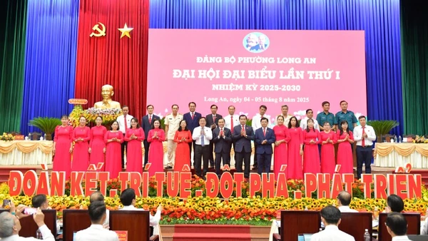 Ban Chấp hành Đảng bộ phường Long An ra mắt đại hội.