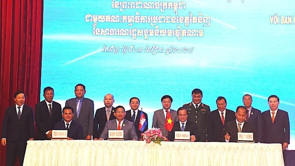 Lãnh đạo tỉnh Tây Ninh và các tỉnh Svayrieng, Prayveng, TboungKhmum chứng kiến lễ ký kết biên bản thỏa thuận giao thương biên mậu.