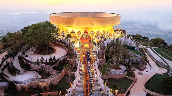 Đỉnh núi Bà Đen nơi An vị tôn tượng Đức Phật Câu Na Hàm Mâu Ni.