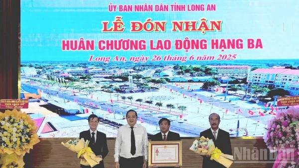 Lãnh đạo tỉnh Long An thừa ủy quyền của Chủ tịch nước trao Huân chương Lao động hạng Ba cho huyện Tân Trụ.