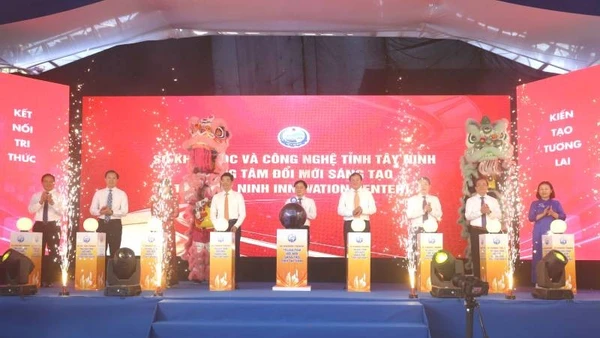 Lãnh đạo tỉnh Tây Ninh ấn nút khánh thành Trung tâm Đổi mới sáng tạo tỉnh trở thành đầu mối kết nối quan trọng của hệ sinh thái đổi mới sáng tạo trong khu vực và trên cả nước.