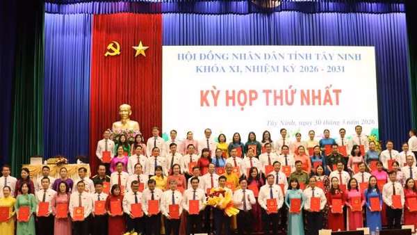 Ủy viên Trung ương Đảng, Bí thư Tỉnh ủy Tây Ninh Nguyễn Văn Quyết trao hoa chúc mừng 81 đại biểu Hội đồng nhân dân cấp tỉnh.