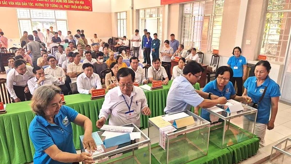 Bí thư Tỉnh ủy Tây Ninh Nguyễn Văn Quyết dự khai tại Tổ bầu cử số 37 thuộc Đơn vị bầu cử số 24 (phường Long An và Khánh Hậu) và chứng kiến lực lượng Tổ bầu cử niêm phong thùng phiếu.