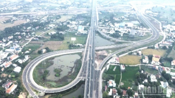 Nút giao đường Vành đai 3 Thành phố Hồ Chí Minh với cao tốc Bến Lức-Long Thành và Thành phố Hồ Chí Minh-Trung Lương. 