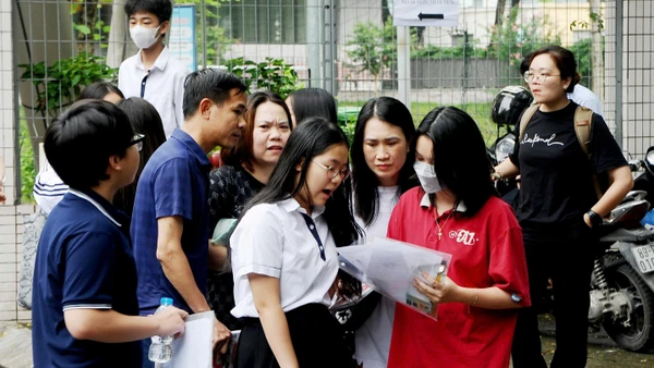 Kỳ thi vào lớp 10 luôn tạo áp lực cho cả học sinh và phụ huynh. Ảnh: NAM NGUYỄN