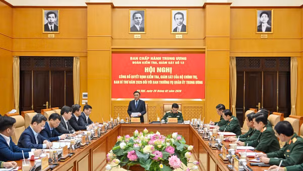 Đoàn kiểm tra, giám sát số 12 do đồng chí Trần Cẩm Tú, Ủy viên Bộ Chính trị, Thường trực Ban Bí thư làm Trưởng đoàn làm việc với Ban Thường vụ Quân ủy Trung ương. Ảnh: THỦY NGUYÊN