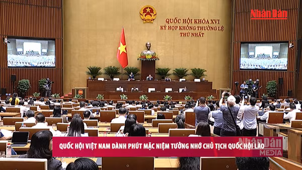 [Video] Quốc hội dành một phút mặc niệm Chủ tịch Quốc hội Lào Xaysomphone Phomvihane