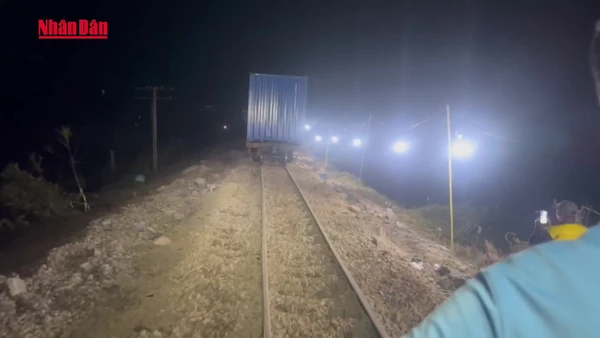 [Video] Thông tuyến đường sắt Bắc - Nam sau mưa lũ