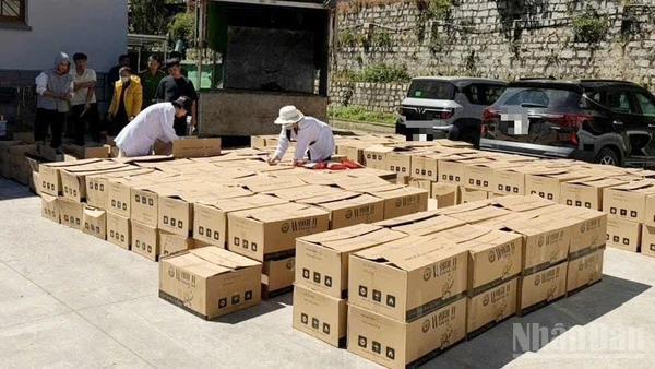 Hơn 7 tấn nguyên liệu để sản xuất cà-phê giả bị thu giữ để lấy mẫu giám định.