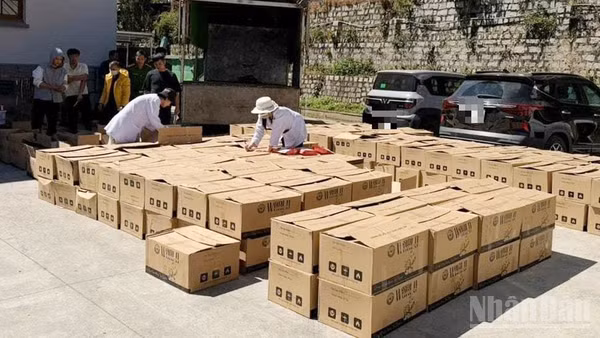 Hơn 7 tấn nguyên liệu để sản xuất cà-phê giả bị thu giữ để lấy mẫu giám định.